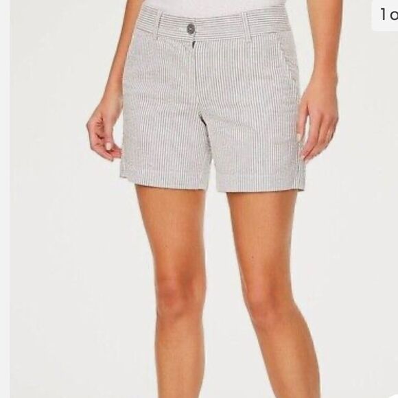 Ann Taylor blue and white seersucker 6 “ shorts size 12 - Picture 1 of 7